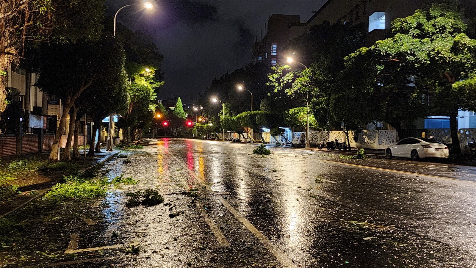 中央氣象署晚間發布豪雨特報。記者胡瑞玲／攝影 