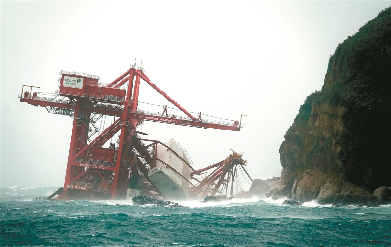 大陸「鈺洲啟航」貨輪因負載過重動力不足,在野柳外海棄船。經康芮颱風一夜風雨已被吹到岸邊,恐有油料外洩危險。記者曾吉松/攝影