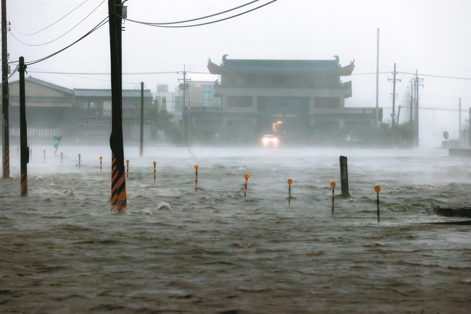 宜蘭地區強風豪雨，多地淹水及腰，壯圍鄉美福村田地與道路變成一片汪洋。記者許正宏／攝影 