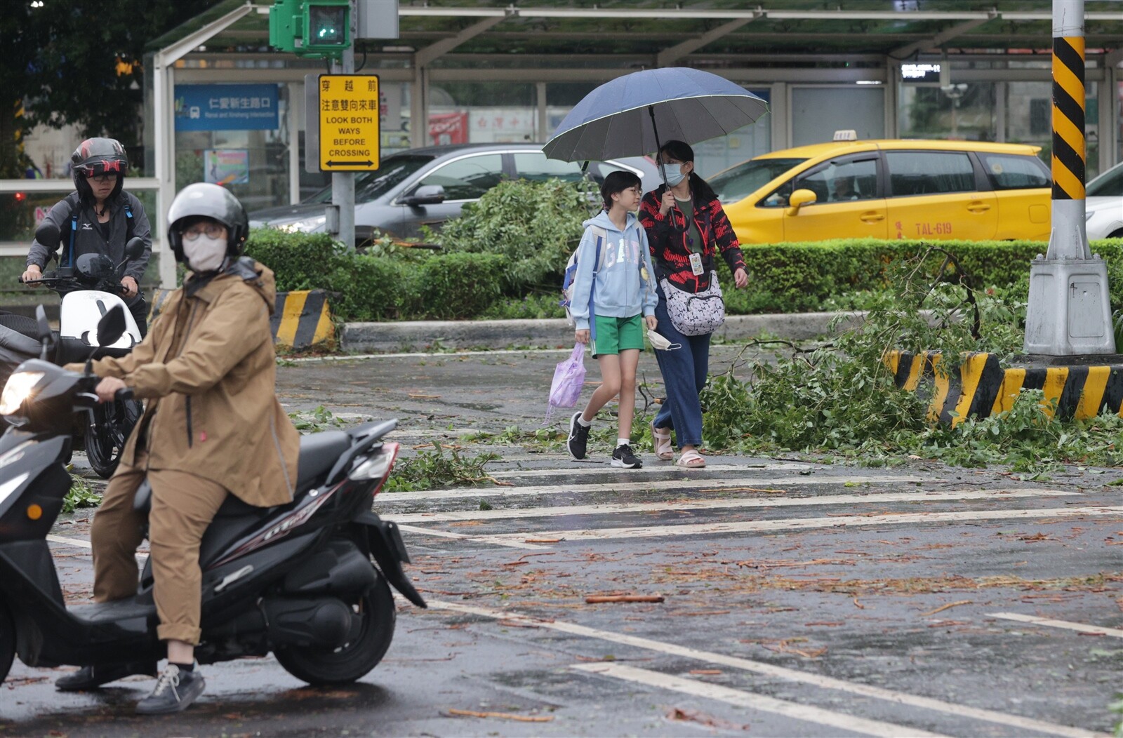 台北市經過昨天康芮颱風的肆虐，今天上班交通尖峰時間仍有多個道路橫躺著倒榻的路樹、雜物。記者潘俊宏／攝影 