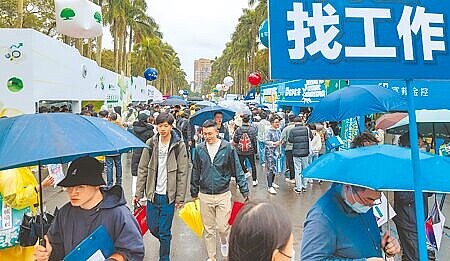 
行政院經濟發展委員會擬修正《就業服務法》，把薪資揭露門檻提高至5萬元。（本報資料照片）
