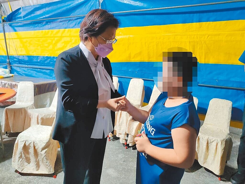 陳姓小妹妹在搶救251天後離世,彰化縣長王惠美(左)到陳家慰問。圖/彰化縣政府提供