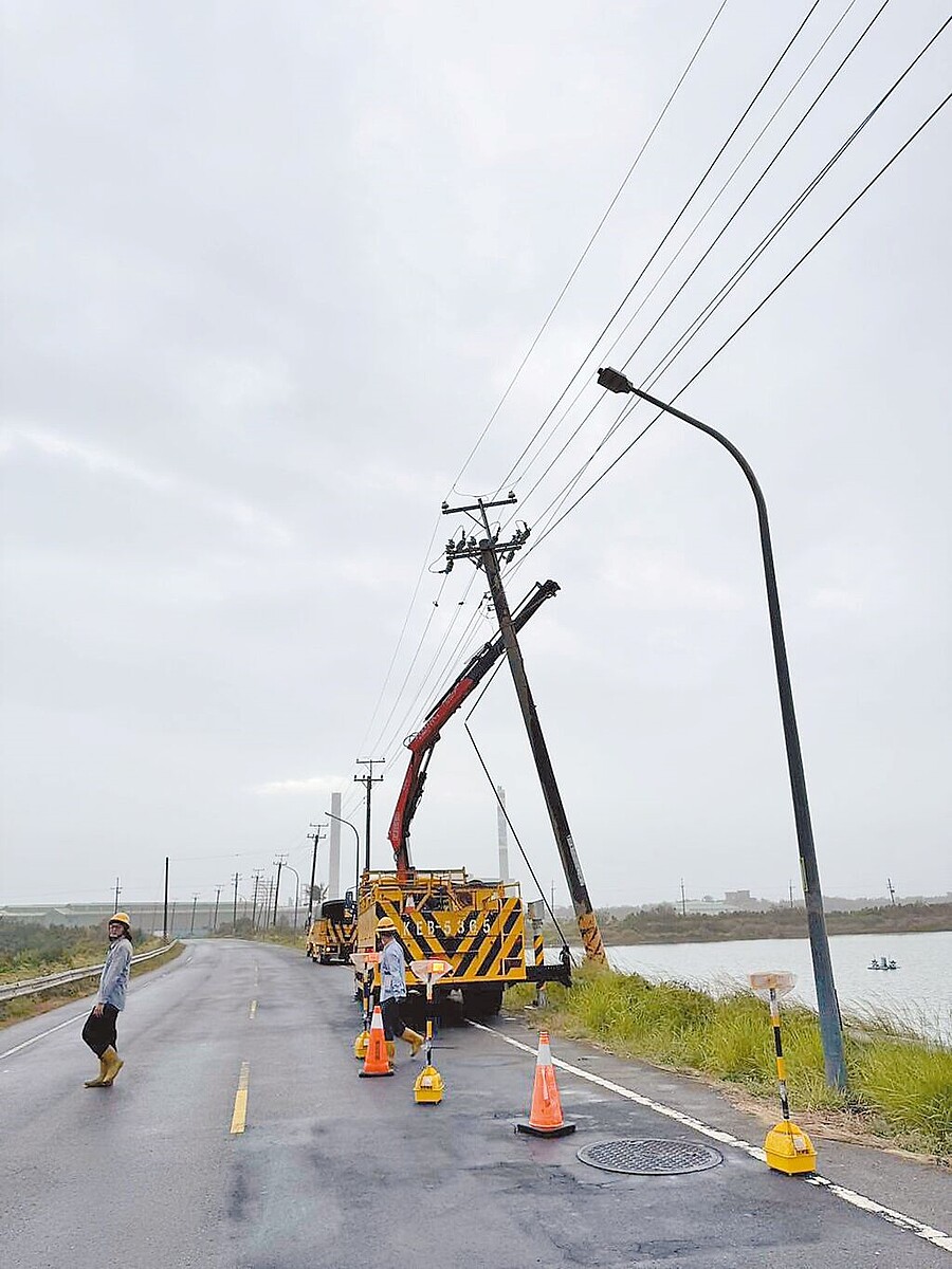 不敵康芮颱風強風吹襲,安南區有電線桿劣化傾斜,台電派員緊急搶修。圖/台電台南區處提供