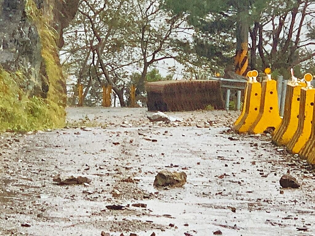 康芮颱風10月31日來襲,導致台中中橫便道、台8線梨山、台7甲線武陵等路段有落石崩塌,造成梨山地區交通受阻,24人旅行團被迫留在山上。圖/谷關工務段提供