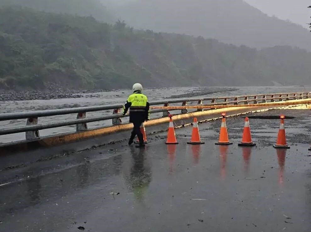 高雄市桃源區南橫公路台20線99K、在復興里路段，31日下午受康芮颱風影響，傳出路基掏空長約10餘米、寛約6米，深達河床，警方急拉封鎖線管制。記者石秀華／翻攝
