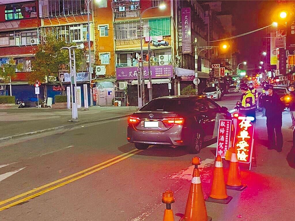 酒駕罰則不斷修嚴,年滿18歲與酒駕者同車的乘客亦會遭連坐罰,新北市2024年1到9月共有110人因此受罰。圖/新北市警察局提供