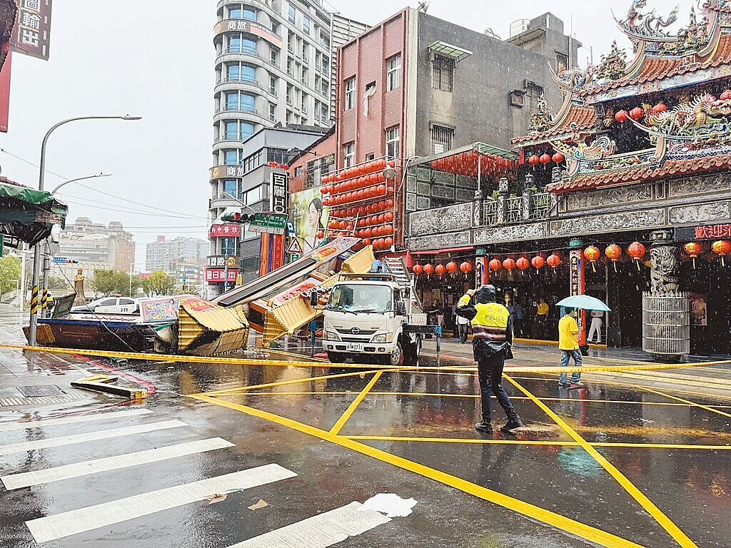 康芮颱風襲台，新北市板橋慈惠宮立於府中路、南門街口的牌樓不敵強風應聲倒塌，幸未造成人員傷亡。圖／新北市板橋警分局提供