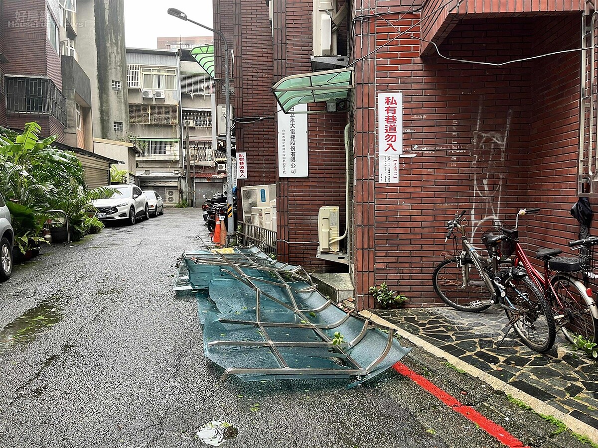 根據官方統計,北市已接獲3370件災情,其中樹木傾倒高達1972件,民生基礎建設414件,建物毀損則有355件。圖/好房網News記者黃暐迪攝影