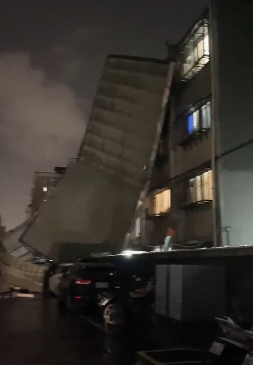 松山區延壽街一處民宅鐵皮被風吹落,擋在路中間,所幸未釀人員傷亡。記者李隆揆/翻攝