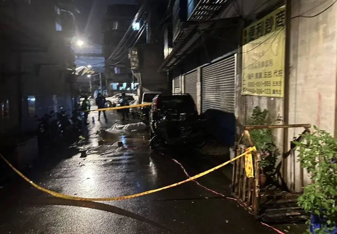 新北市陳姓男子31日晚爬梯修理自家5樓頂鐵皮屋頂，疑不敵強風，意外失足墜落，頭破血流當傷身亡。記者王長鼎／翻攝
