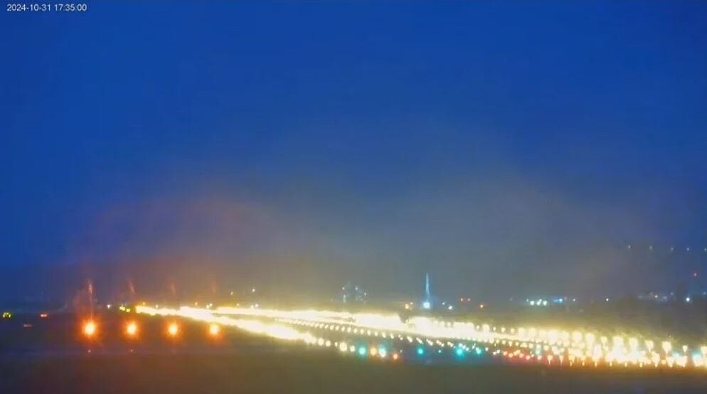 康芮颱風帶來強勁風勢,星宇航空一架班機在降落過程中,還出現強烈晃動。截自桃園機場即時影像