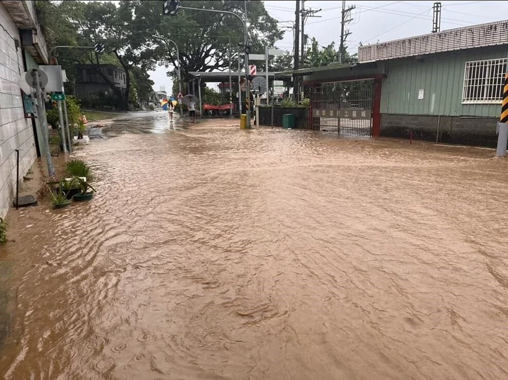 康芮颱風帶來狂風暴雨,花蓮萬榮鄉紅葉村31日上午發生積淹水淹過路面。圖/萬榮鄉公所提供