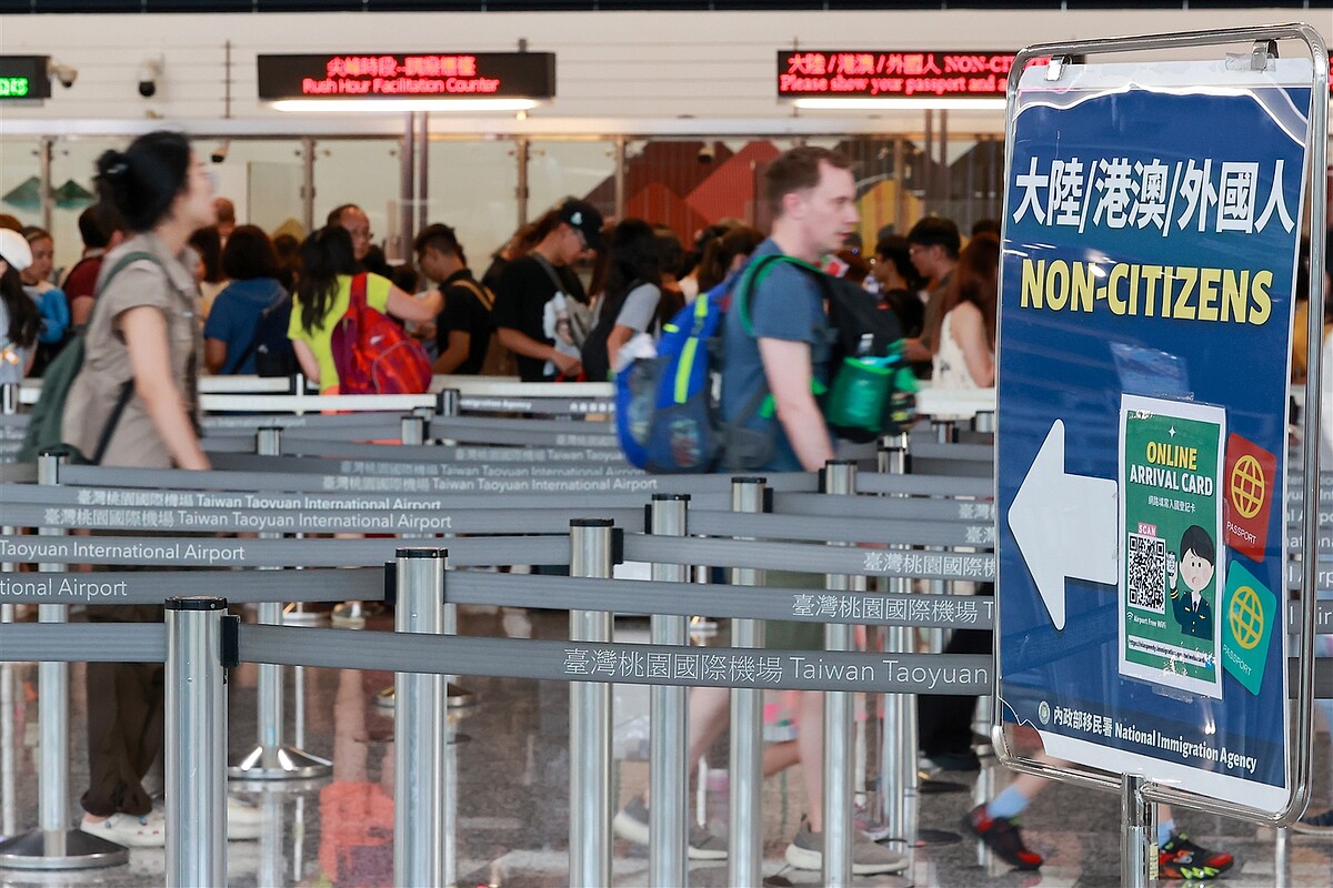 今年1到8月來台旅客496萬,出國旅遊人數則多達1138萬。圖為桃機入境旅客排隊通過證照查驗。本報資料照片