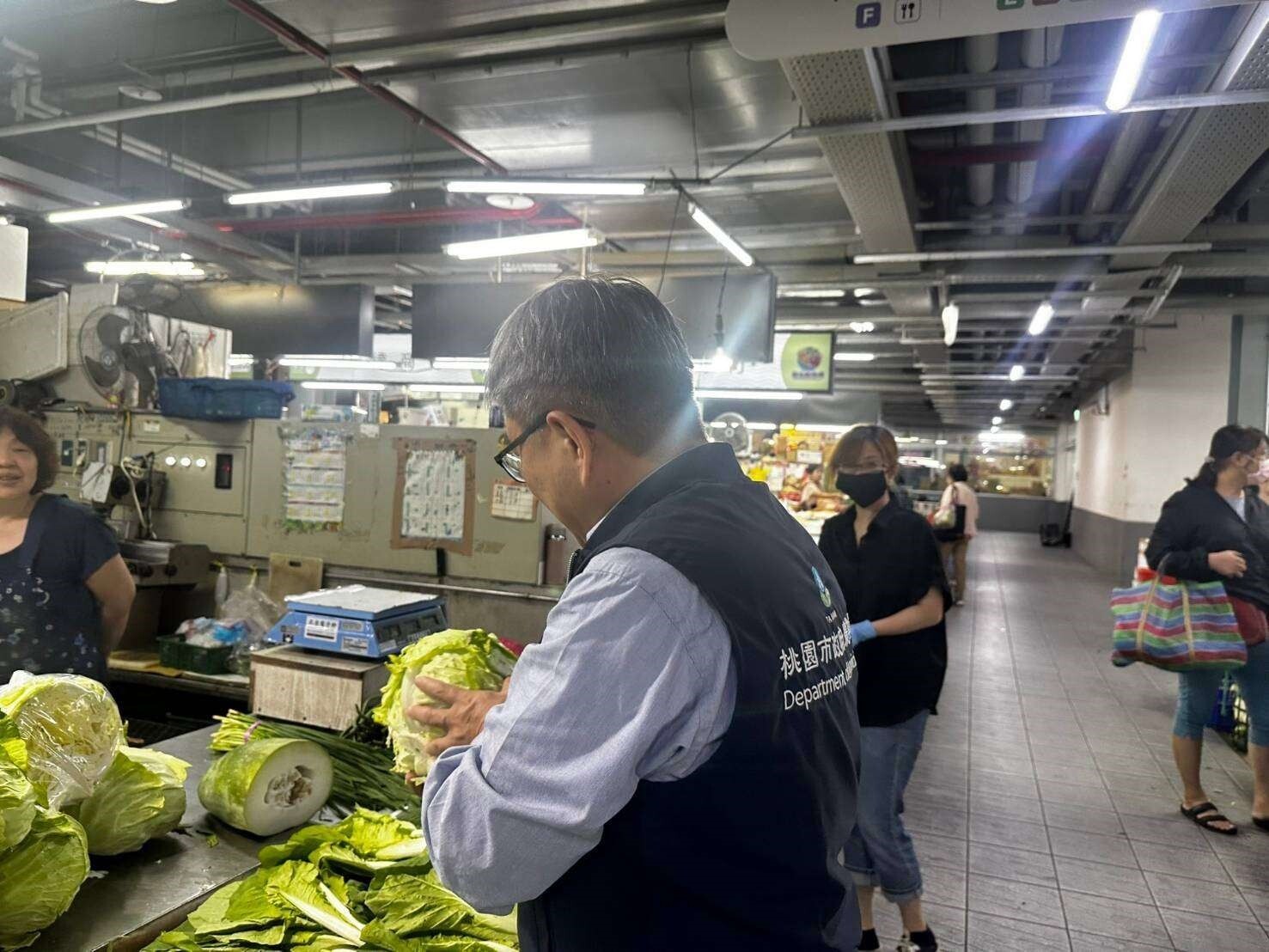 今日農業局也派員赴傳統市場及賣場、量販店視察蔬菜價格及供應狀況。圖：農業局提供