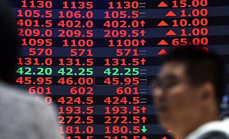 專家指出,台股年底行情看好,美國大選後反彈可期,投資人應「大跌大買」,鴻準、緯創、欣興等15檔可望扮演反彈先鋒。圖∕本報資料照片