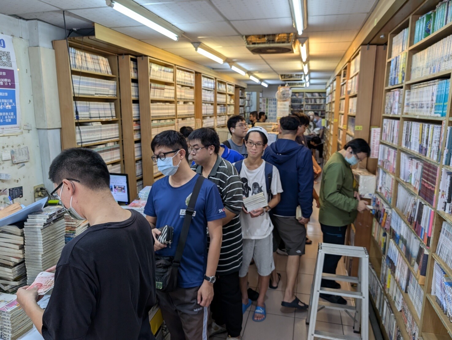 南台灣租書名店嘉市錦城可魯租書坊，熄燈前出清藏書湧現搶書人潮， 明年走入歷史。記者魯永明／攝影 