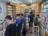 租書店熄燈　書迷搶20萬本絕版書