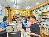 嘉市租書店熄燈！20萬本絕版書清倉　書迷搶搬