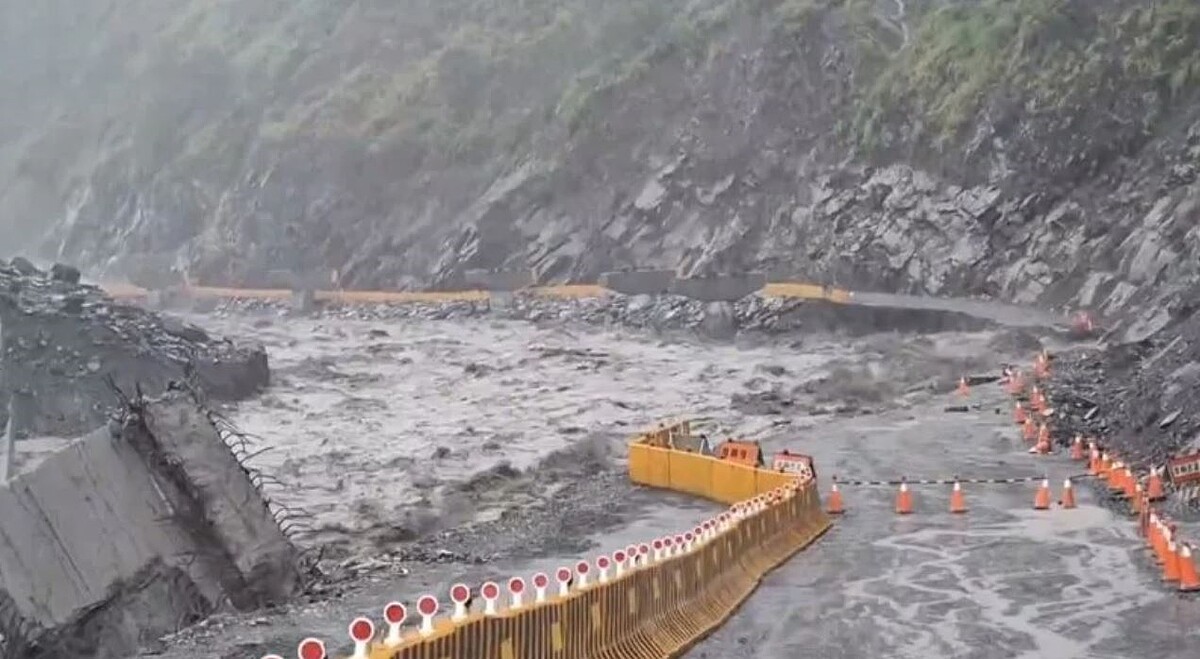 台20線明霸克露橋河床便道已流失100公尺。圖/公路局提供