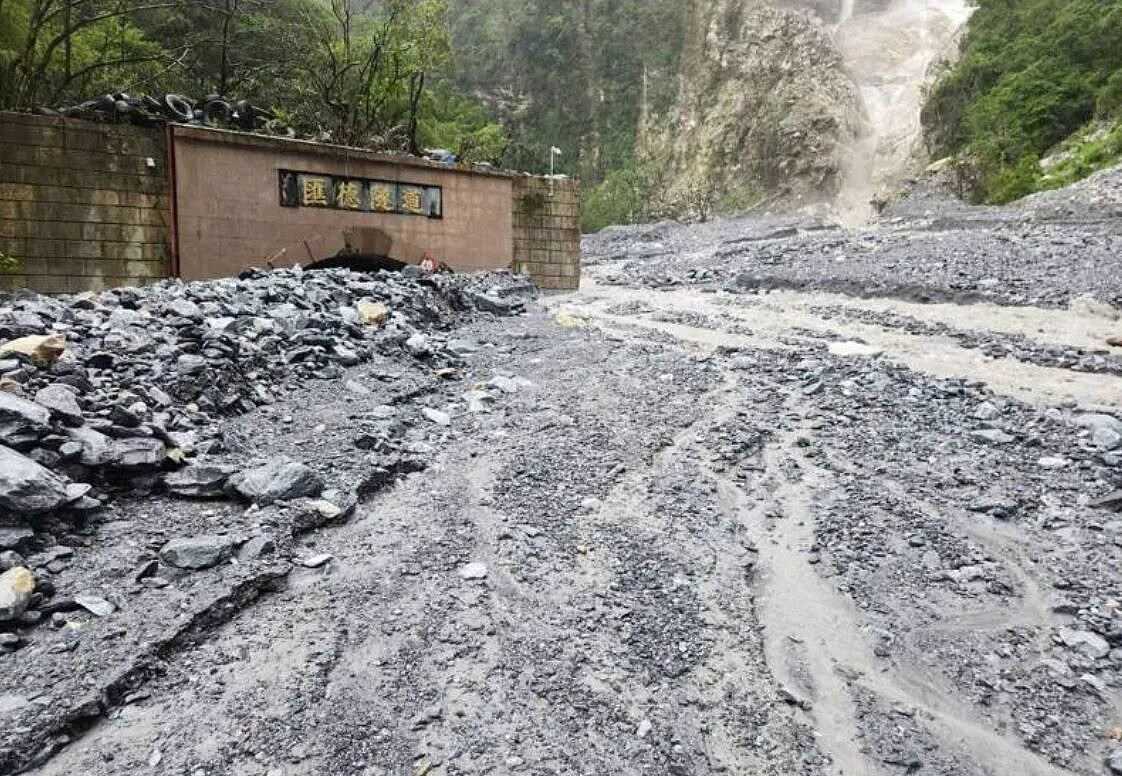 台9線蘇花公路匯德隧道北口被大量土石掩埋,預估2日中午搶通。圖/公路局提供
