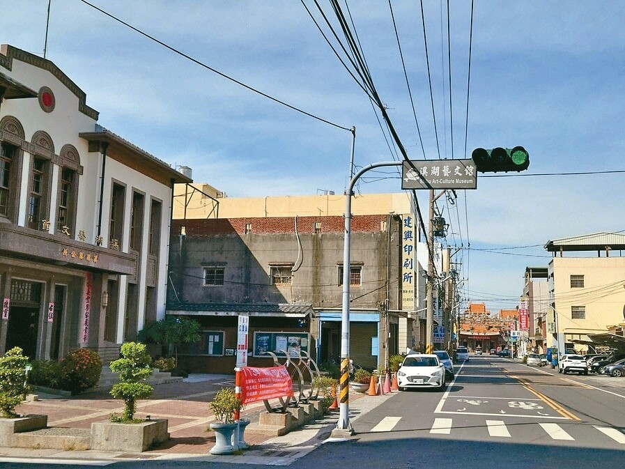 彰化縣歷史建築溪湖藝文中心（溪湖庄役場）的北方可看見「街頂」福安宮 。記者簡慧珍／攝影 