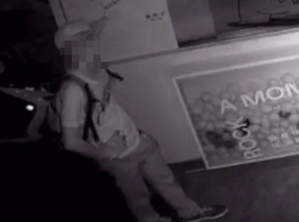 台南市民族路上飲料店在開店時發現店內抽屜內2萬元遭人竊取,調閱監視器發現竊賊身影。圖/讀者提供