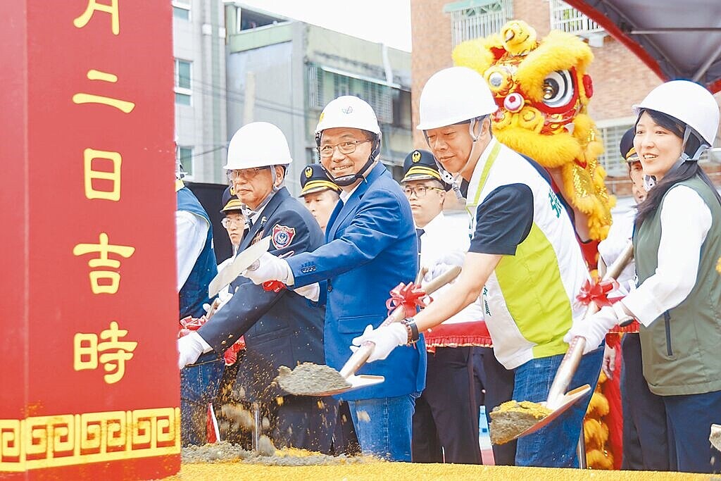 新北市長侯友宜（右三）2日出席板橋區消防新廳舍動土儀式，經費約4.7億元，由新北市府及中央前瞻計畫補助共同承擔支出。圖／賀培晏攝
