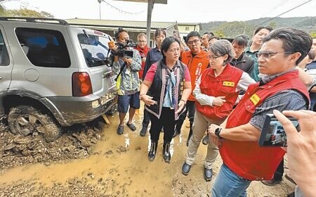 
花蓮縣卓溪鄉部落民宅遭土石流侵襲，副總統蕭美琴（右二）2日前往視察災情。（王志偉攝）
