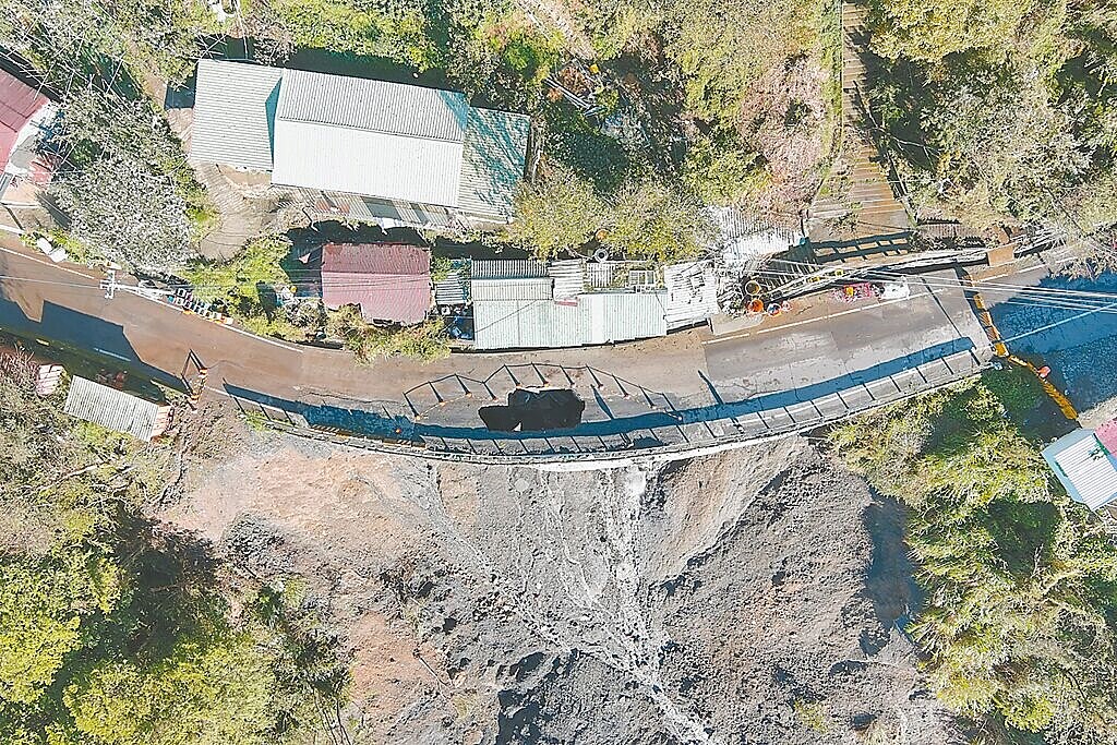 康芮颱風日前重創台中市梨山地區，台8線83K路基掏空成斷崖，禁止車輛通行。圖／公路局谷關工務段提供