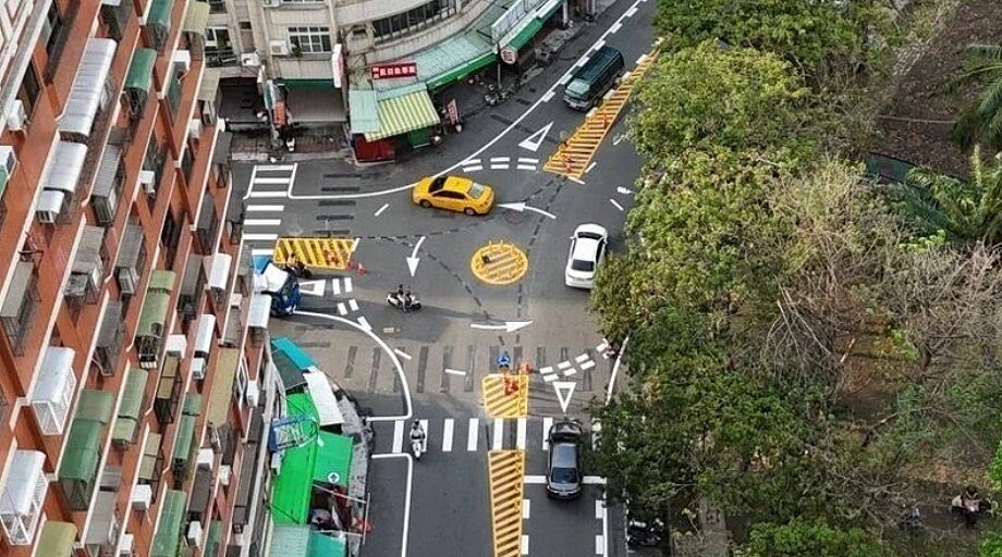 高雄市今年2月在前鎮區文橫三路、廣西路口設置全台首創的「標線型圓環」，瑞福路與崗山南街路口再設第2處標線圓環，減少當地三岔斜交路型路口的擦撞事故發生率。圖／高雄市交通局提供
