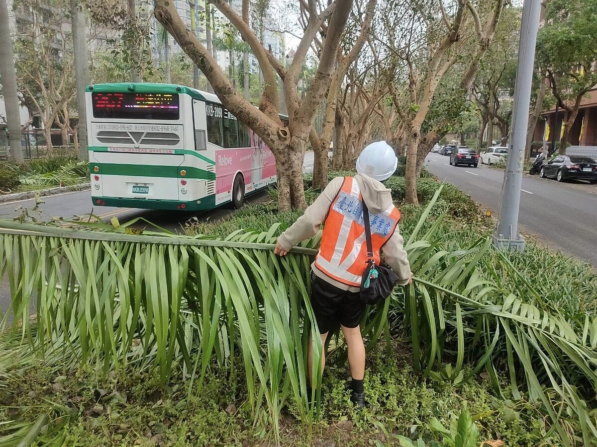 康芮颱風後,北市力拚周一上班時能恢復市容。圖/取自李四川臉書