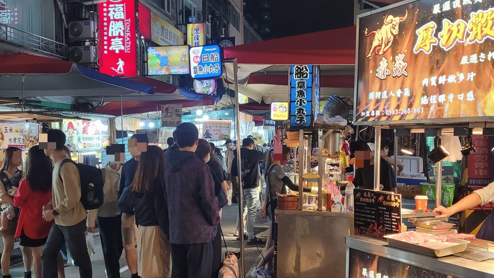 基隆愛四路夜市封路設攤招，挨批路障，今晚夜市 急澄清沒營業移走。記者游明煌／攝影 