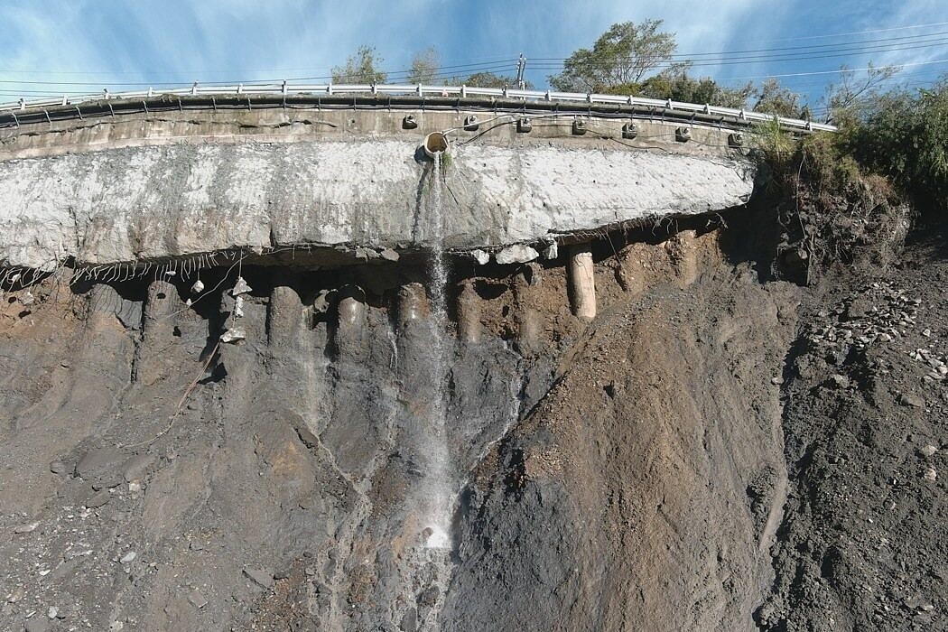 台8線梨山路段路面塌陷掏空，預計於5日傍晚5時搶通。圖／谷關工務段提供