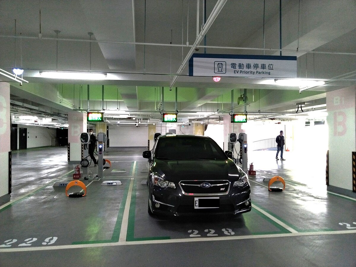 社區大樓對電動車充電樁的需求日益增加,但由於住戶的態度、社區的經費分配、甚至法規、台電申請用電條件,都可能成為卡關關鍵。 圖/聯合報資料照片