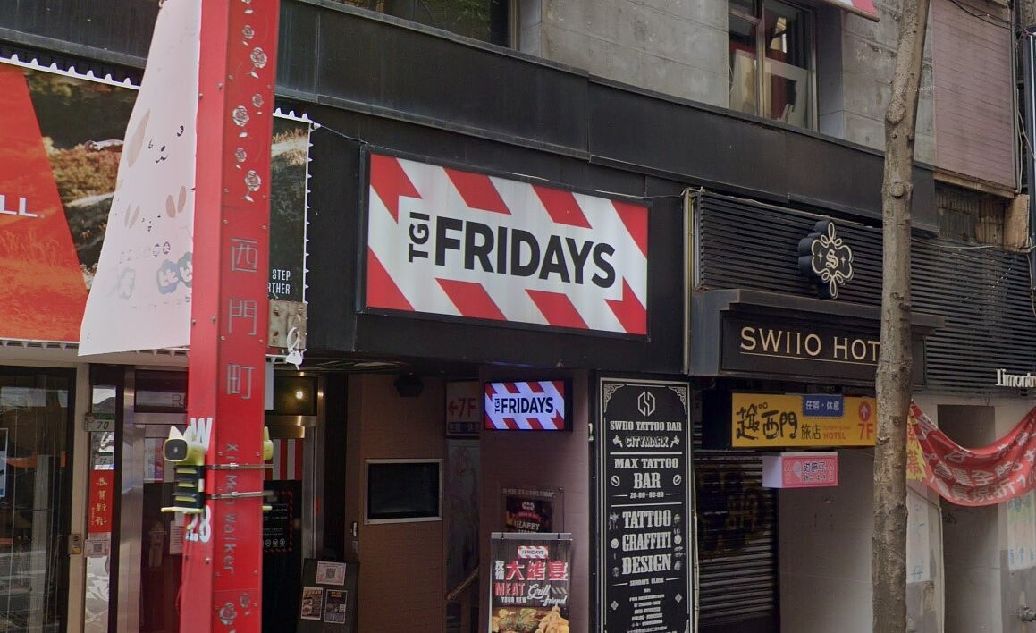 美國休閒連鎖餐廳TGI Friday's（星期五餐廳）2日在德州聲請破產保護。圖為台北西門店。圖／Google Map