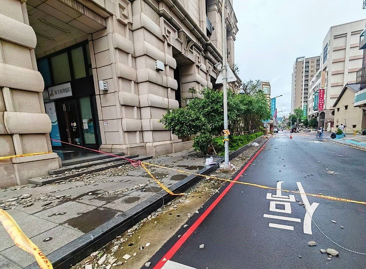 強風康芮帶來陣風大雨，桃園市區一處社區外牆下起磁磚雨，市府要求社區7日內改善，未完成將祭出6萬元罰單。圖／桃園市都發局提供