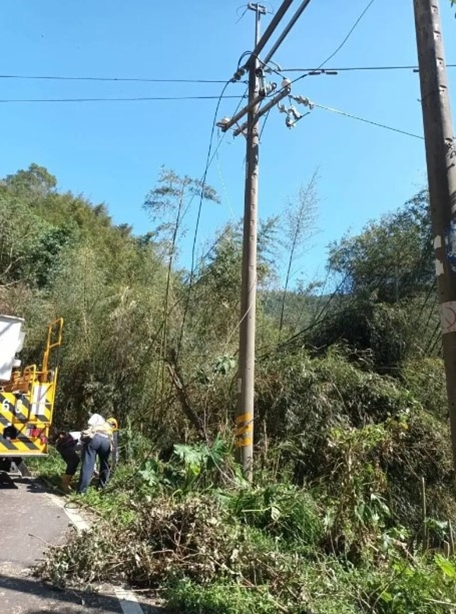 復興區羅馬公路沿線及後山部落住戶仍停電，台電人力全力搶修，剩千戶停電搶修中。圖／台電提供
