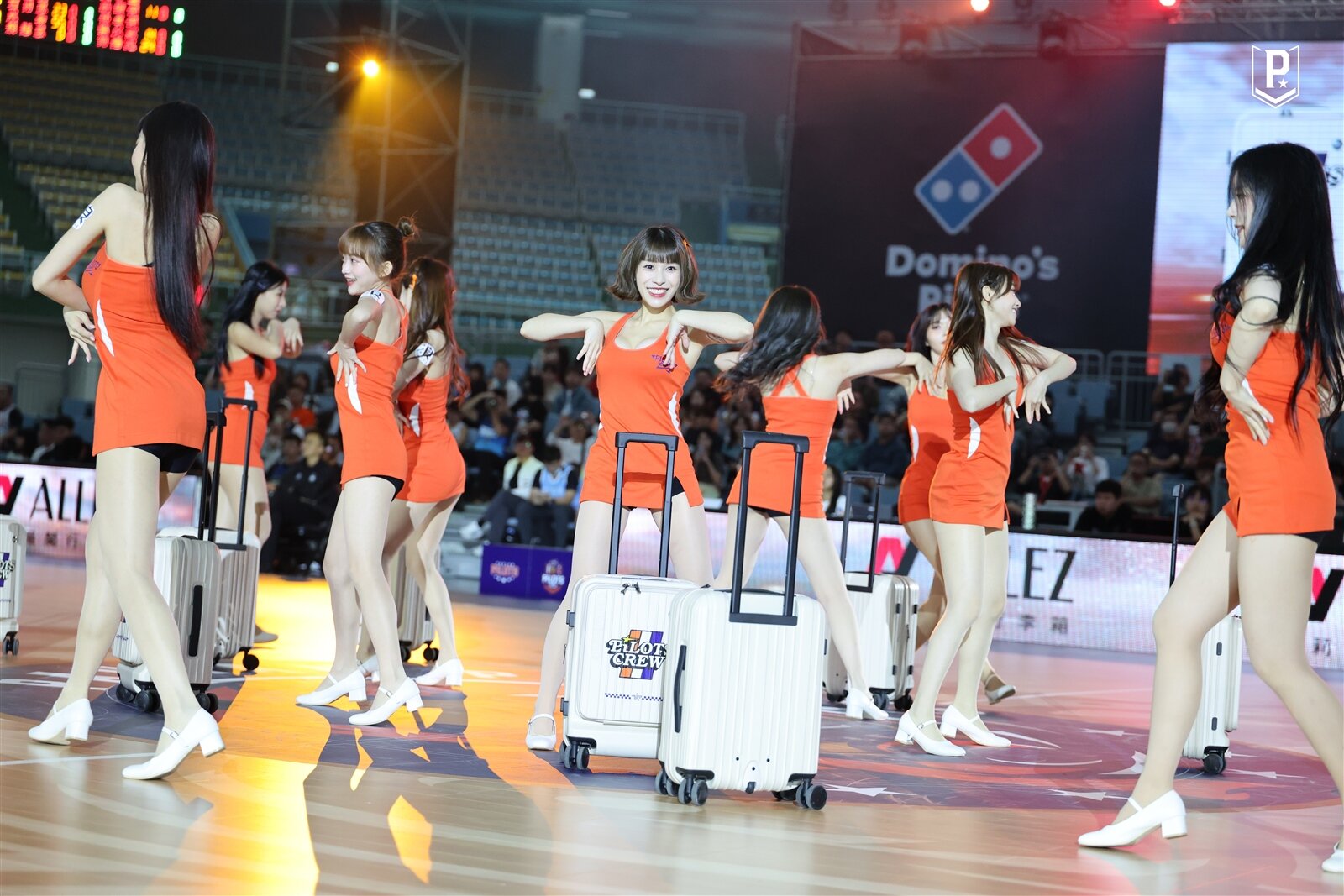 全新陣容Pilots Crew展現氣勢登場,開場表演延續上季好評連連的「行李箱舞」。圖:球團提供