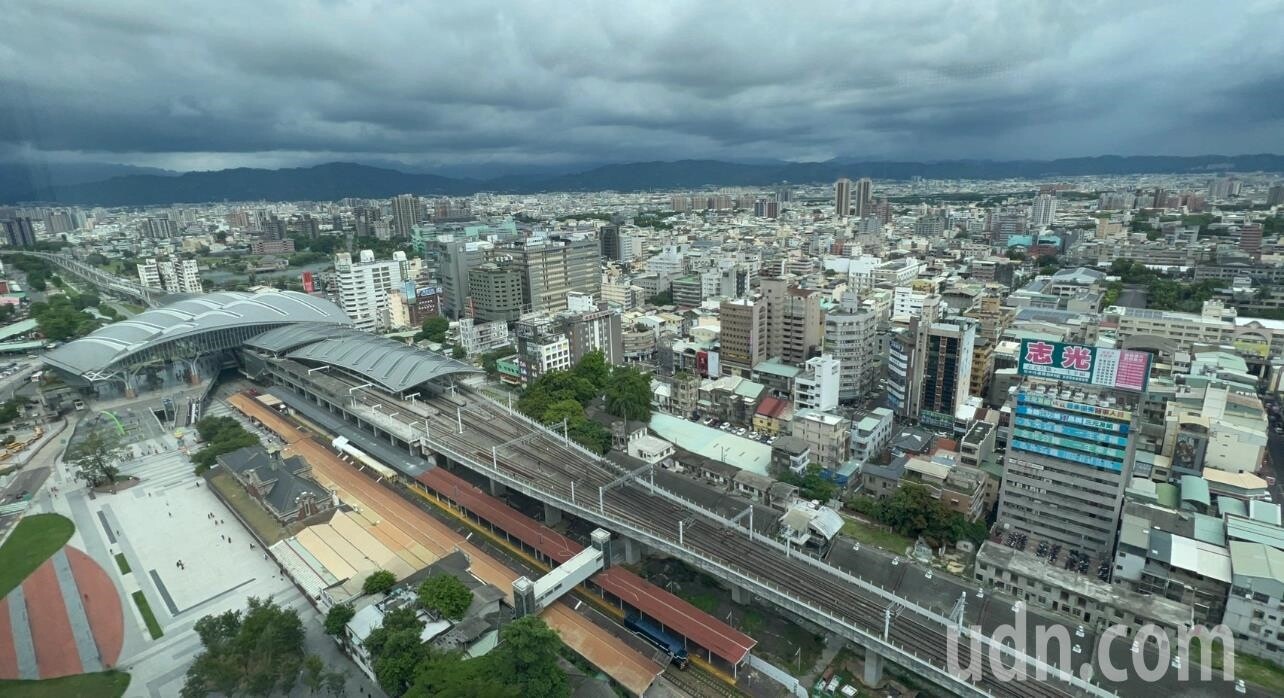 台中市有商辦負責人表示，竟拿到房屋稅自住稅率通知書，中市議員表示，稅務單位沒有查核能力，恐助長商業宅興起。記者陳秋雲/攝影 