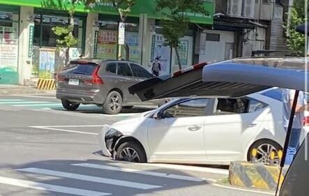 小客車左前輪不慎卡進天坑裡,導致車輛前方受損。圖:翻攝自黃瓊慧臉書