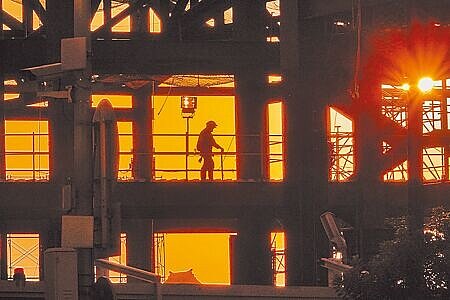 節能減碳、碳費徵收帶來直接的影響首當其衝的就是石化、鋼鐵業、水泥業。(本報資料照片)