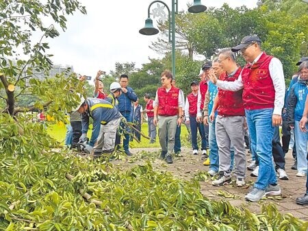 
康芮颱風造成新北市土城斬龍山公園、三峽明德高中受創，新北市長侯友宜（右一）3日前往視察，除了允諾協助私人社區內部必要清運外，也接受土城區里長請命，慎重考慮將新北大巨蛋選址在土城。（柯毓庭攝）
