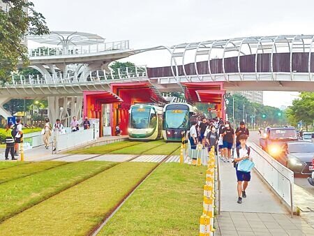 高雄環狀輕軌搭車人次在全線通車後大幅提升,但行車速度遭抱怨仍過慢,民代建議可運用AI加強控管全線路口,讓營運最佳化才能提升乘客體驗。(任義宇攝)