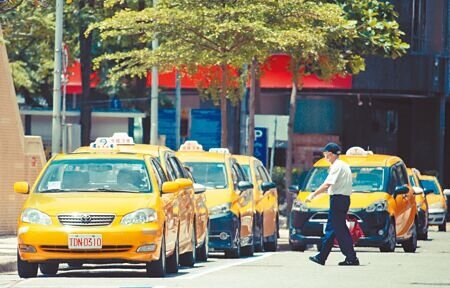 交通部公布112年度「計程車營運狀況調查報告」,全國登記9萬1654輛計程車,半數以上集中在雙北地區,調查顯示專職計程車司機平均月休4.7天、每日開車9.1小時,但扣除掉營運成本後,實際收入僅2萬6957元。(本報資料照片)