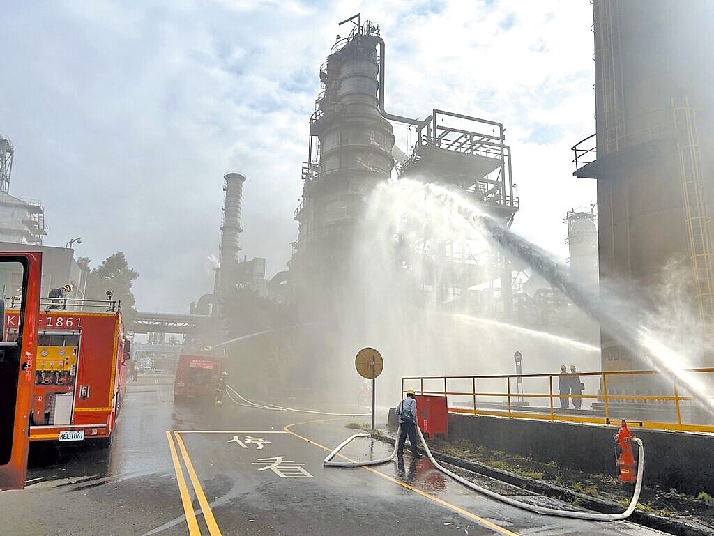 桃園煉油廠20公尺高的蒸餾塔3日上午9點起火燃燒冒黑煙,桃園消防到場灑水降溫,環保局也於現場檢測下風處。圖/翻攝照片
