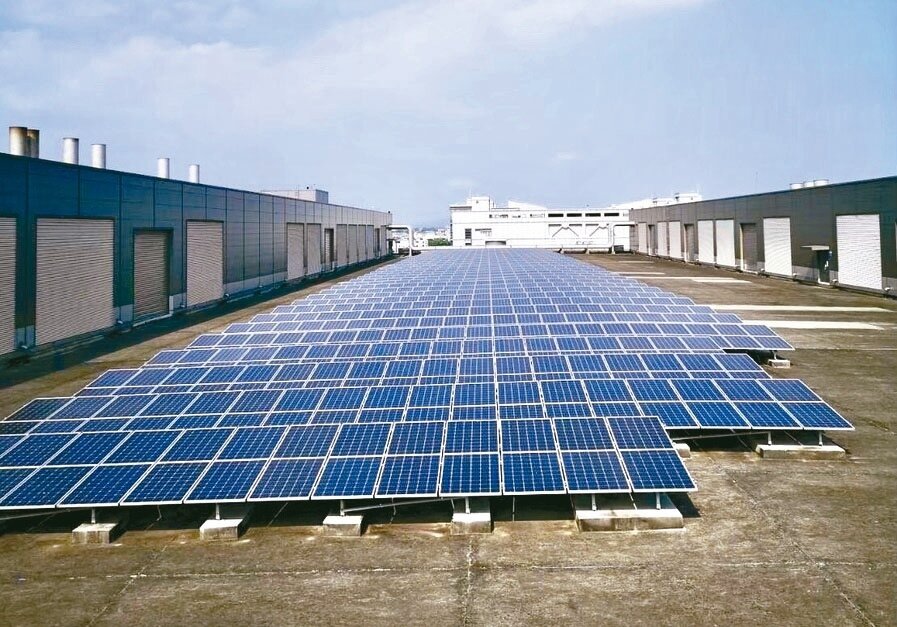 經濟部現預告修正「再生能源發展條例」修正草案,擬增訂再生能源設備登記證到期後「強制拆除」條款,違者最高罰150萬,並且將溯及既。聯合報系資料照