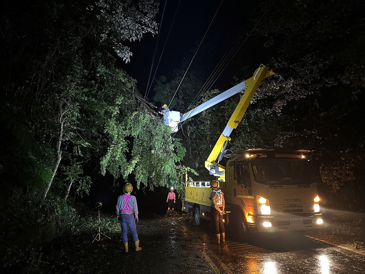 康芮颱風造成曾停電戶數逾97萬戶的紀錄，目前已復電超過99%。圖為台電屏東區處同仁支援至新北市深坑區，在夜間仍進行搶修。（台電提供）