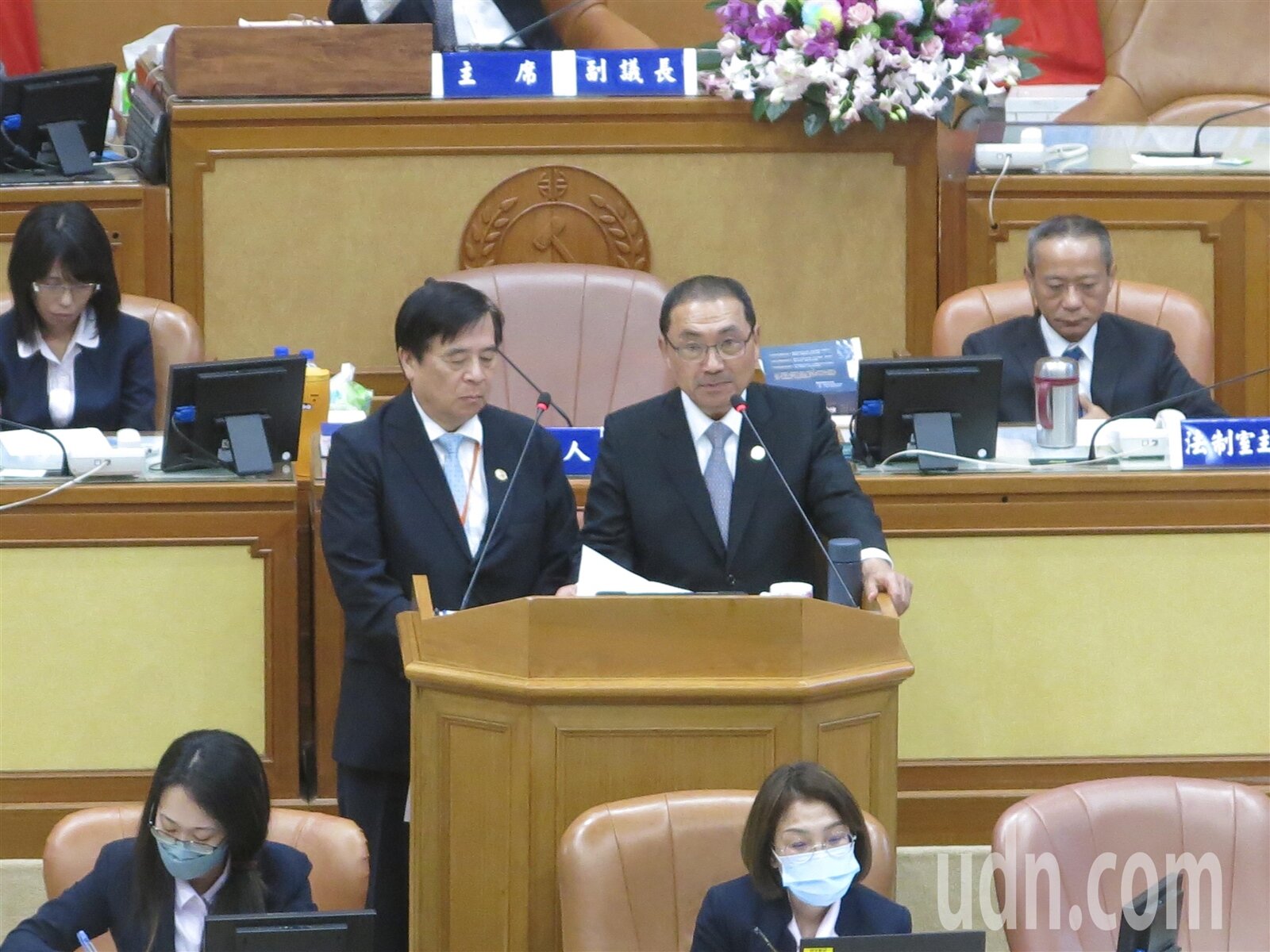 康芮颱風衝擊新北,造成好幾萬戶停電,新北市長侯友宜於議會總質詢回應相關情況。記者李成蔭/攝影