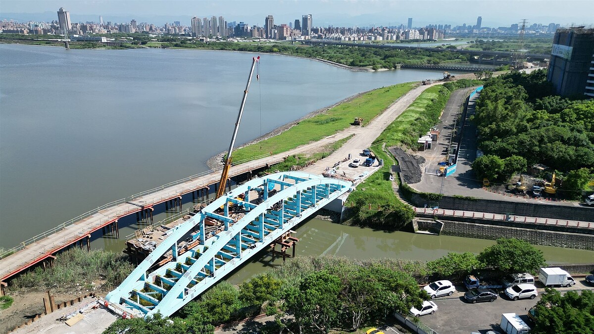 橋梁橫跨觀音坑溪且位於河川區域範圍,易受自然因素影響。圖/新北市政府提供