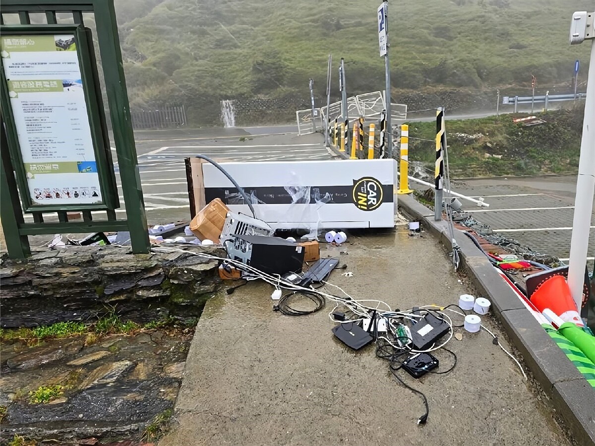 康芮颱風襲台，合歡山颳起17級強陣風，合歡山莊停車場繳費亭被吹垮，設備全毀。圖／林業署南投分署提供